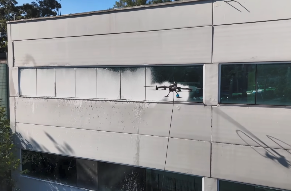 Drone lavando fachada
